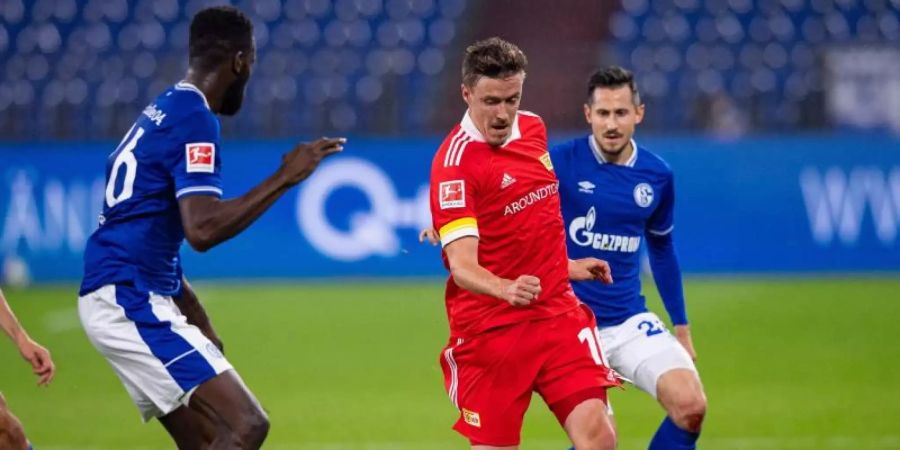 Max Kruse (M) stand trotz seines Barbesuchs in Unions Startelf gegen Schalke. Foto: Guido Kirchner/dpa