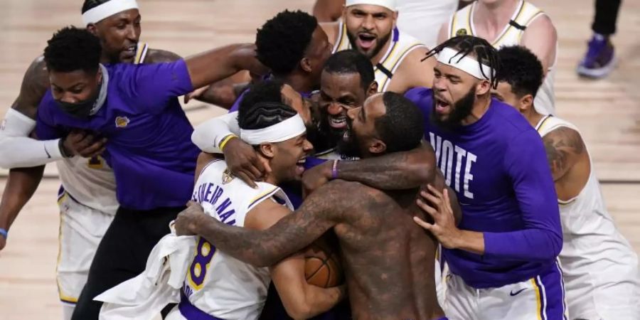 Die Spieler der Los Angeles Lakers feiern den Titel. Foto: John Raoux/AP/dpa