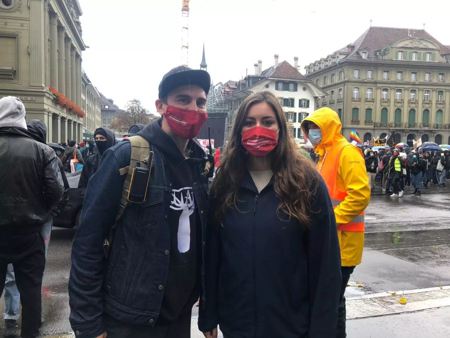 Samira Marti (SP, rechts auf dem Bild) nimmt an der Demo teil.