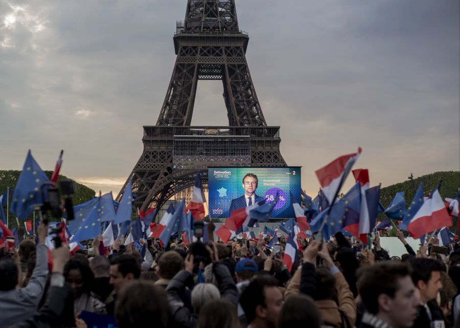 Vor dem Eiffelturm in Paris versammeln sich am Sonntagabend viele Anhänger von Emmanuel Macron.