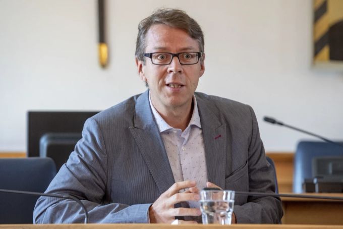 Medienkompetenz-Experte Guido Keel beobachtet, dass Jüngere skeptischer gegenüber journalistischen Medien sind als Ältere. Ukraine Krieg