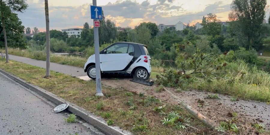 Basel BS: Nach Kollision mit Baum und Kandelaber geflüchtet