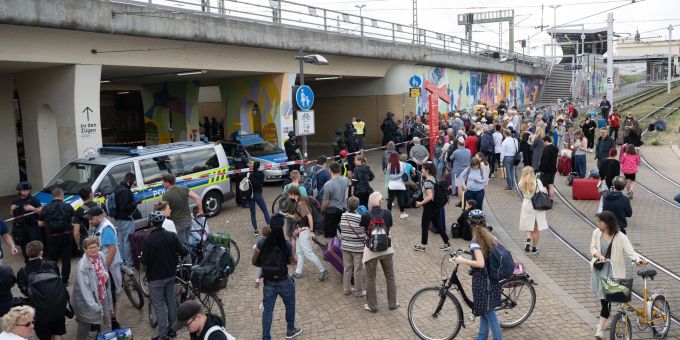 Die Polizei sichert am Donnerstag den Zugang zum Hauptbahnhof in Halle/Saale. Die Polizei sichert am Donnerstag den Zugang zum Hauptbahnhof in Halle/Saale.