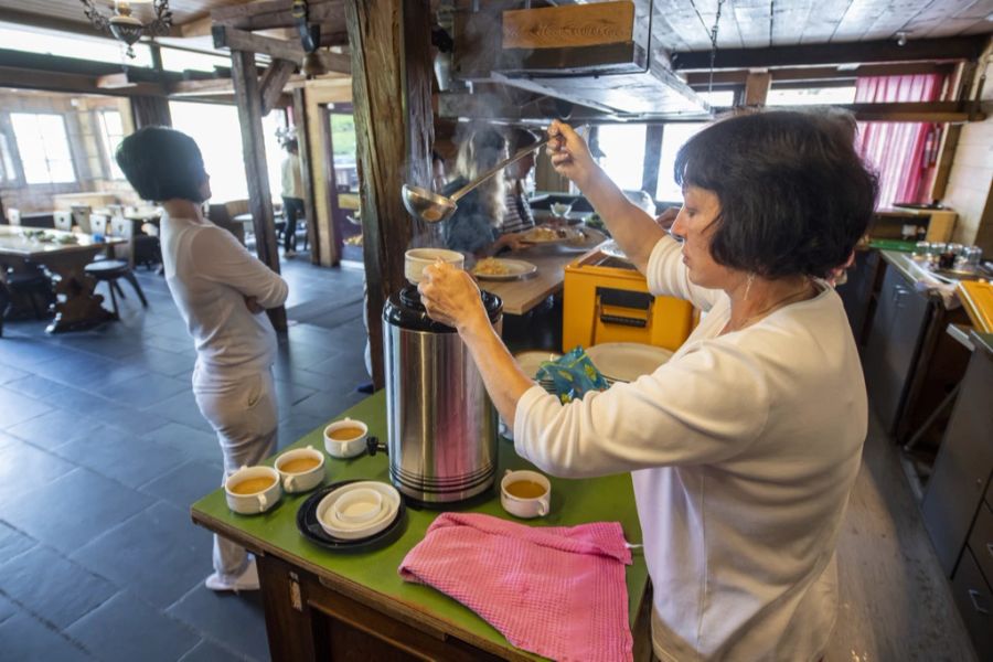 Viele von ihnen werden bei der Arbeitssuche in der Gastronomie fündig.