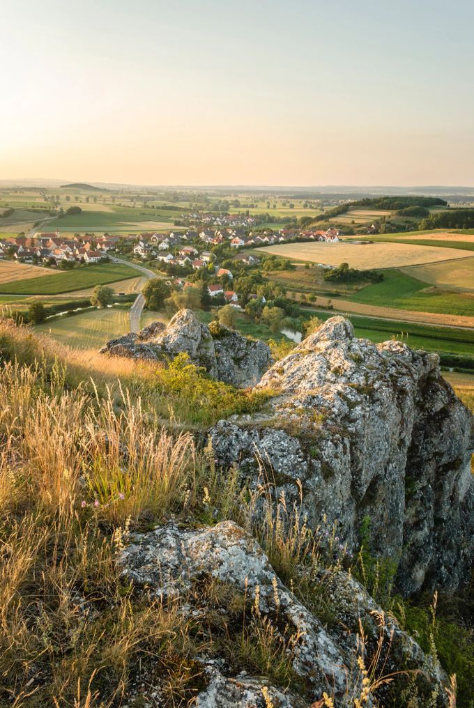 Fruchtbarer Riesenkrater: Die Landschaft des Nördlinger Ries wurde durch einen Astroiden-Einschlag geformt. Krater Felder Stadt Felsen Vulkangestein
