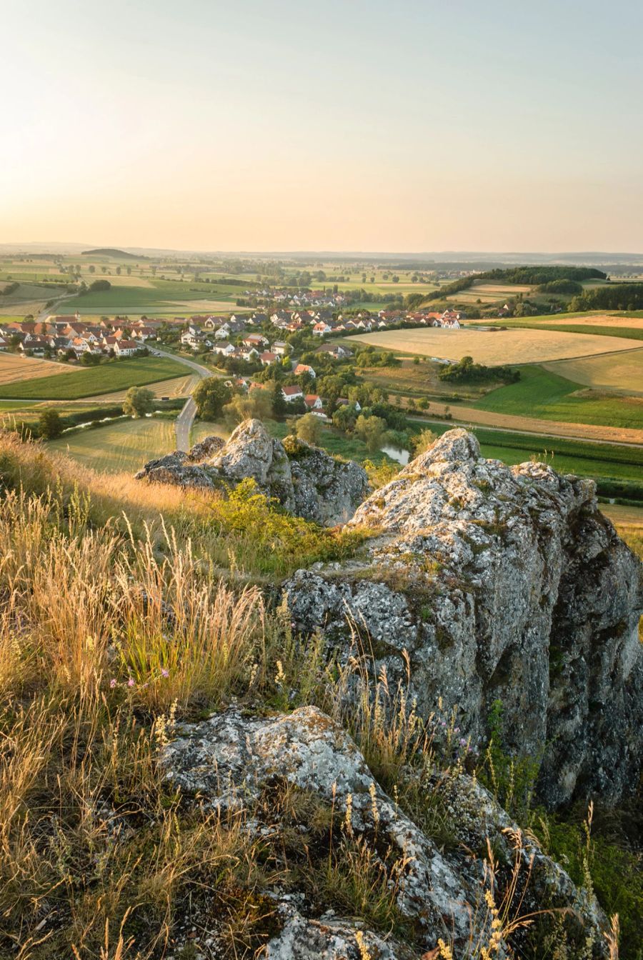 Krater Felder Stadt Felsen Vulkangestein