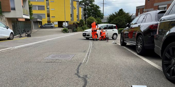 E-Bike-Fahrerin durch Kollision mit Auto schwer verletzt. E-Bike-Fahrerin