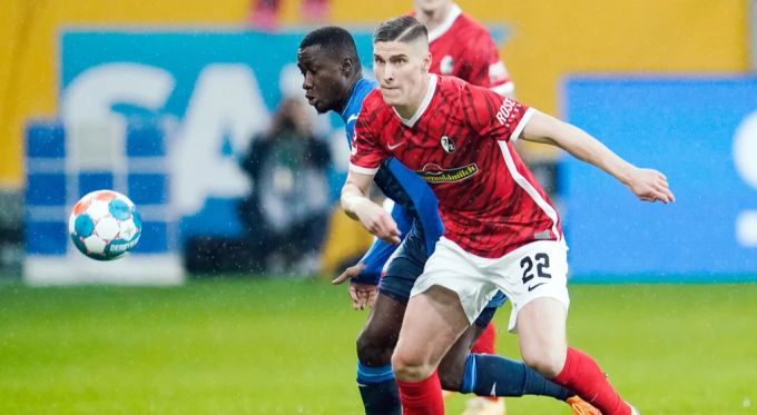 Hoffenheims Diadie Samassekou (l.) und Freiburgs Roland Sallai kämpfen um den Ball. SC Freiburg