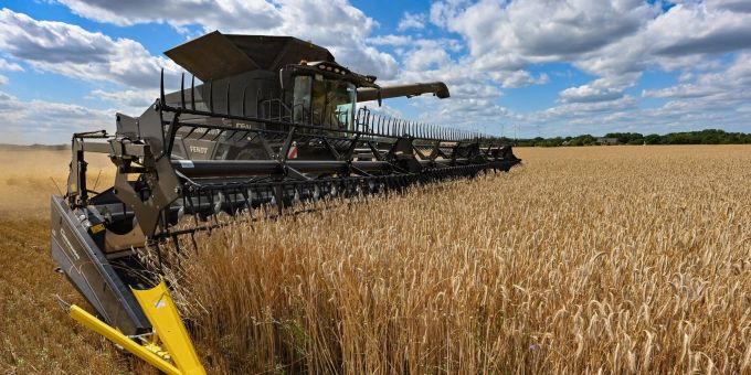 Auf einem Feld wird mit einem Mähdrescher Roggen gedroschen. Weil Russland Seewege der Ukraine blockiert, können wichtige Getreidelieferungen nicht das Land verlassen. Auf einem Feld wird mit einem Mähdrescher Roggen gedroschen. Weil Russland Seewege der Ukraine blockiert, können wichtige Getreidelieferungen nicht das Land verlassen.