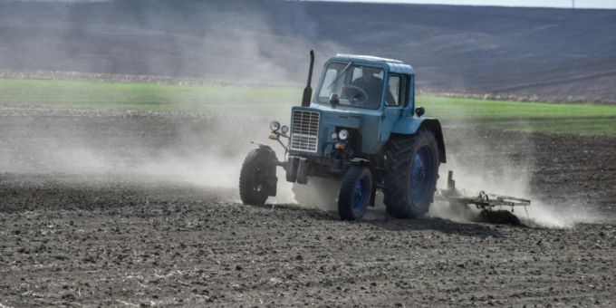 Ein ukrainischer Bauer auf einem Feld in der Region Chmelnyzkj im Westen der Ukraine. (Archivbild) Ein ukrainischer Bauer auf einem Feld in der Region Chmelnyzkj im Westen der Ukraine. (Archivbild)