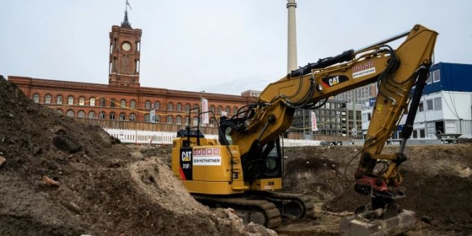 Bagger vor Rathaus in Berlin