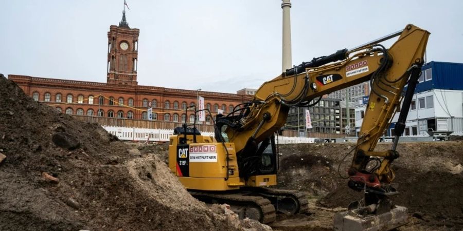 Bagger vor Rathaus in Berlin