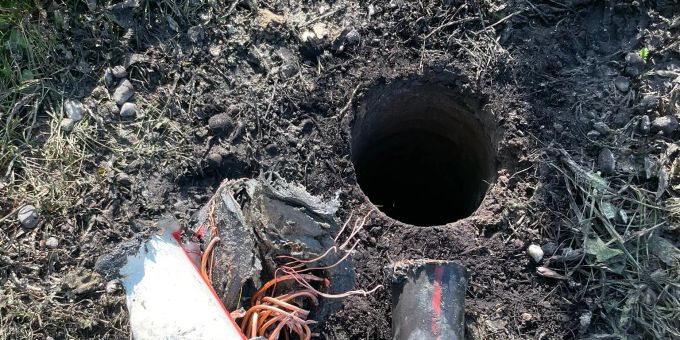 Bei Bohrarbeiten wurden zwei Strom- und eine Datenleitung beschädigt. Bei Bohrarbeiten wurden zwei Strom- und eine Datenleitung beschädigt.