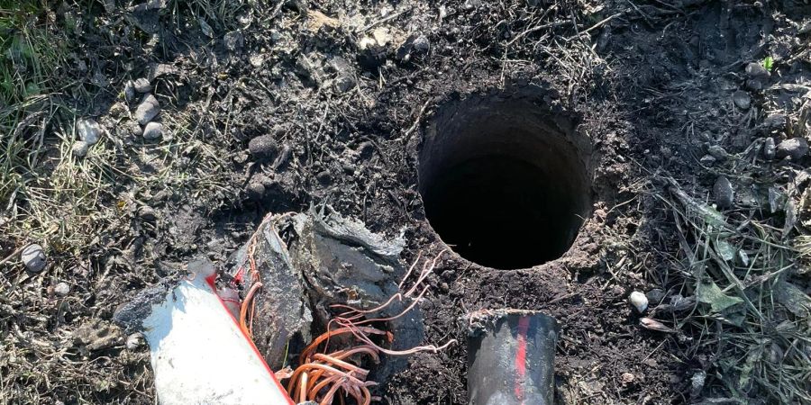 Bei Bohrarbeiten wurden zwei Strom- und eine Datenleitung beschädigt.