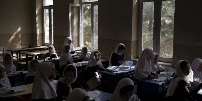 Mädchen bereiten sich im Sommer 2021 in einer Schule in Kabul auf den Unterricht vor. (Archivbild) Kabul