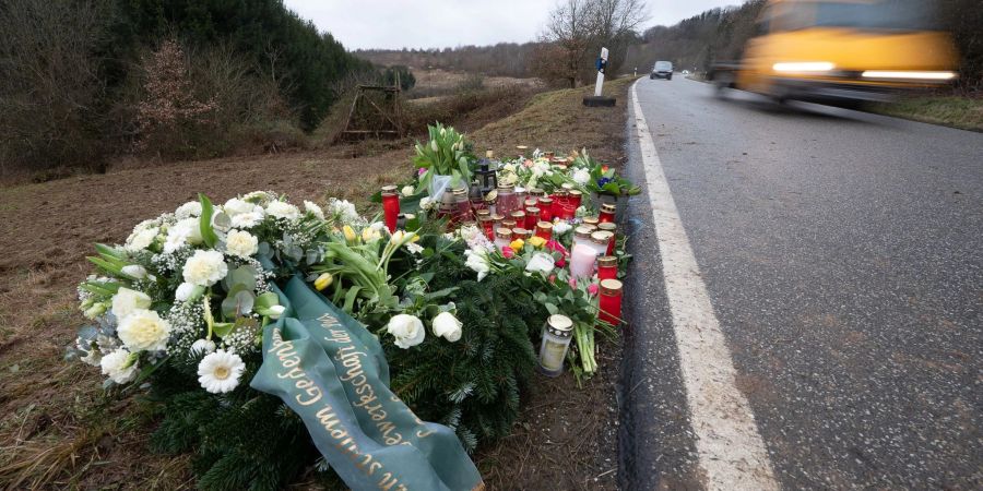 Blumen und Kerzen am Tatort, an dem Ende Januar 2022 bei Kusel zwei Polizeibeamte bei einer Verkehrskontrolle erschossen wurden.