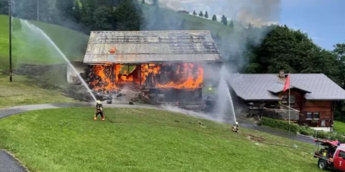 Scheune in Vollbrand geraten.