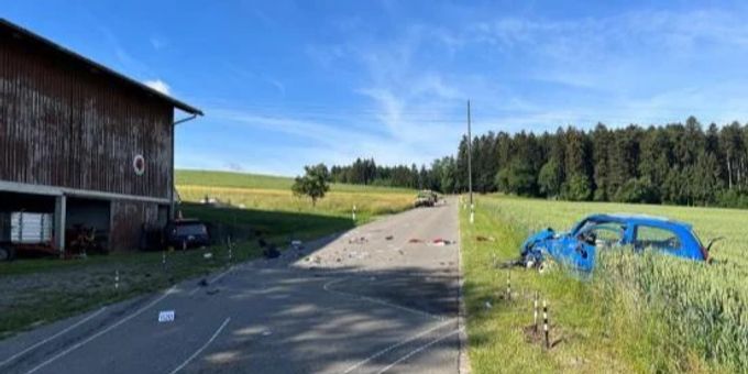 Zwei Verletzte nach schwerem Verkehrsunfall.