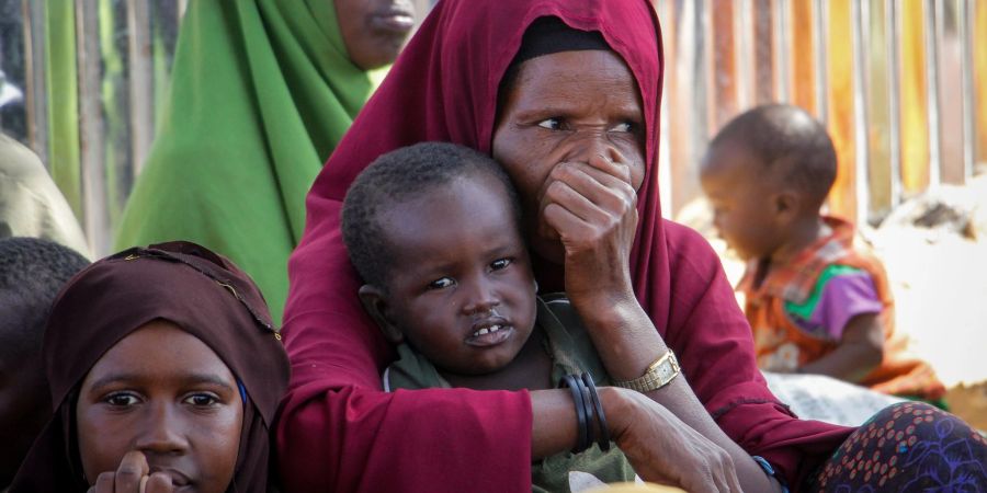 Somalier, die aus dürregeplagten Gebieten geflohen sind, sitzen in einem behelfsmässigen Lager am Rande der Hauptstadt Mogadischu.