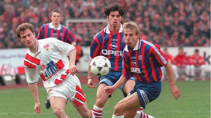 Franco Foda (l.) im Dress des VfB Stuttgart im Spiel gegen Bayerns Jürgen Klinsmann und Ciriaco Sforza. Franco Foda
