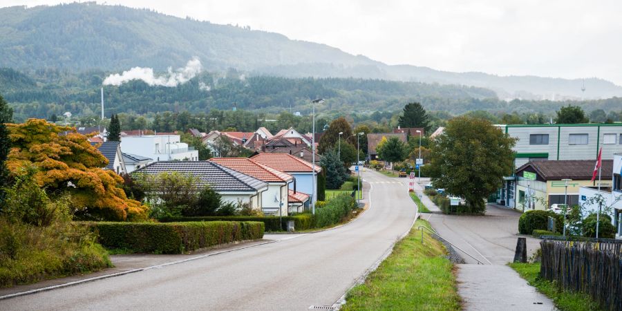 Die Kapellenstrasse bei der Ortseinfahrt nach Wallbach.