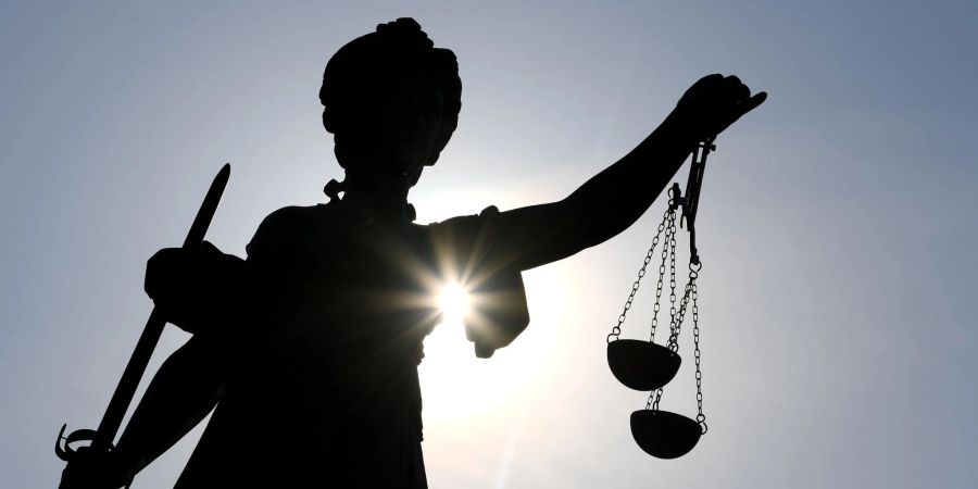 Die Statue der Justitia steht für Gerechtigkeit: Das Landgericht Salzburg hat einen Mann für einen Doppelmord zu lebenslanger Haft verurteilt.