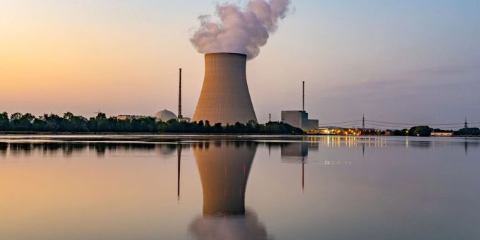 Wasserdampf steigt aus dem Kühltum des Atomkraftwerks (AKW) Isar 2 in Essenbach. Wasserdampf steigt aus dem Kühltum des Atomkraftwerks (AKW) Isar 2 in Essenbach.