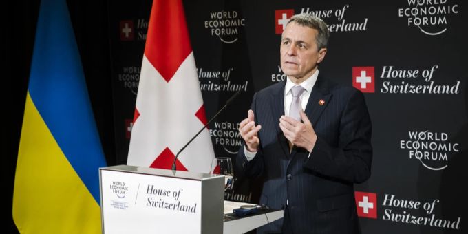 Bundespräsident Ignazio Cassis möchte das Weltwirtschaftsforum (WEF) nutzen, um die Tessiner Wiederaufbaukonferenz für die Ukraine vorzubereiten. neutralität cassis