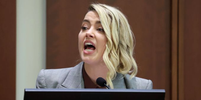«Ich werde jeden einzelnen Tag belästigt, gedemütigt und bedroht, allein schon wenn ich in diesen Gerichtssaal laufe», sagte Heard am Donnerstag vor dem Gericht des Bezirks Fairfax im US-Bundesstaat Virginia. amber heard johnny depp