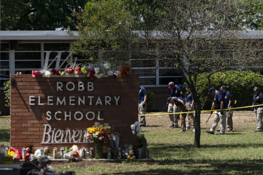 Blumen liegen unter dem Schild der «Robb Elementary School».