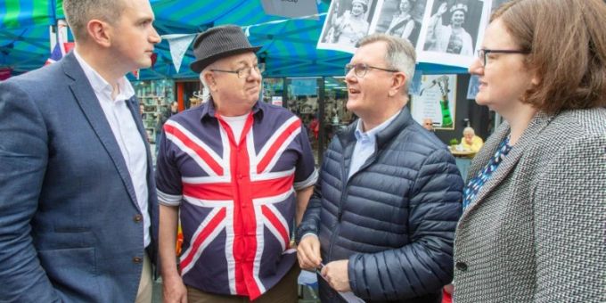 Jeffrey Donaldson (r.) bei einem Wahlkampfauftritt Jeffrey Donaldson (r.) bei einem Wahlkampfauftritt