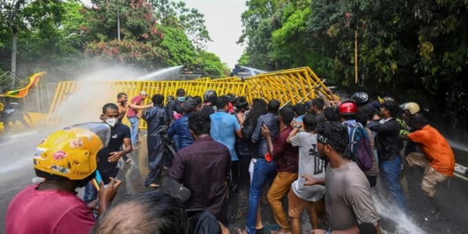 Polizei geht gegen Demonstranten in Sri Lanka vor. Sri Lanka