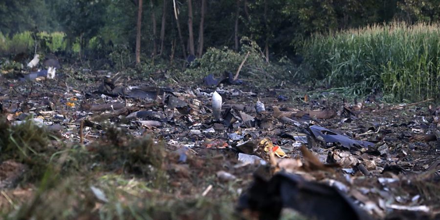 Trümmer eines Antonow-Frachtflugzeugs sind in Nordgriechenland zu sehen, nachdem es in der Nähe der Stadt Kavala abgestürzt ist. Foto: Giannis Papanikos/AP/dpa