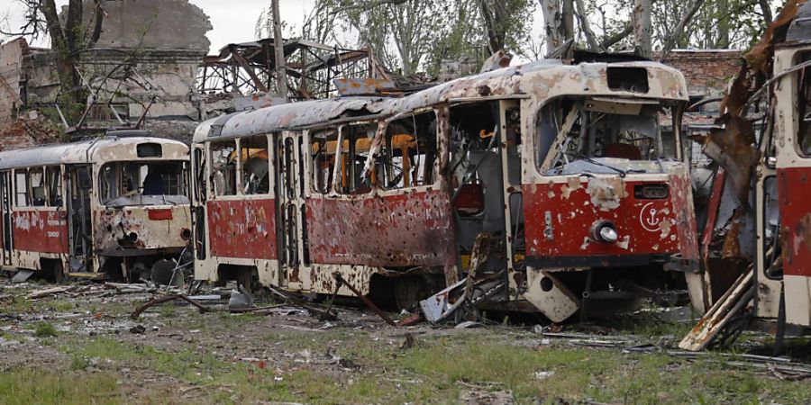 Zerstörte Strassenbahnen stehen am 21. Mai in einem Depot in Mariupol, einem Gebiet unter der Regierung der Volksrepublik Donezk im Osten der Ukraine. Foto: Alexei Alexandrov/AP/dpa/Symbolbild