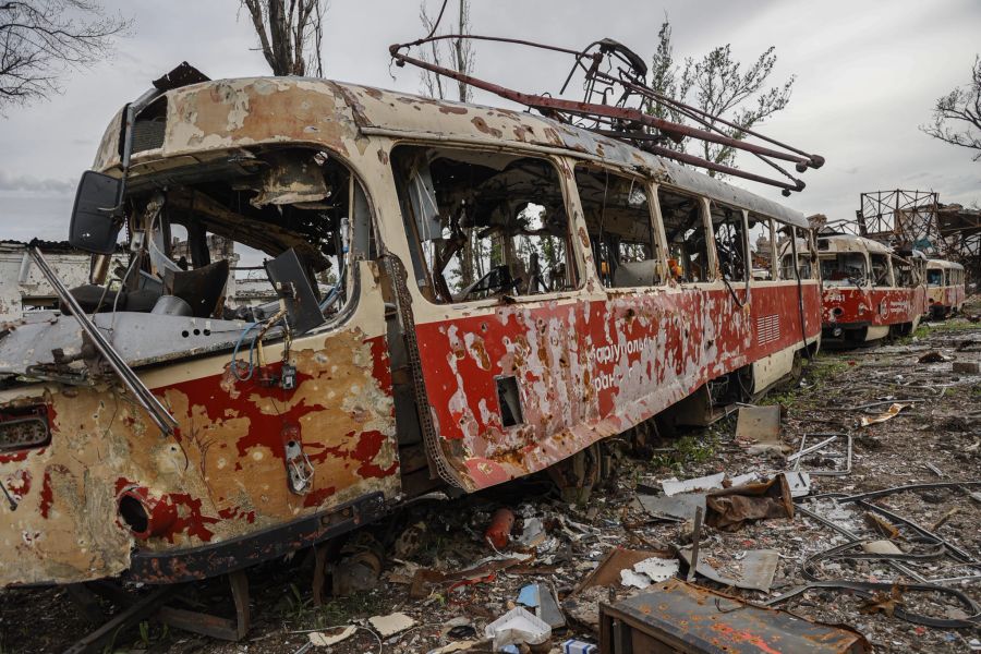 Ein zerstörtes Tram in einem Tramdepot in Mariupol am 21. Mai 2022.