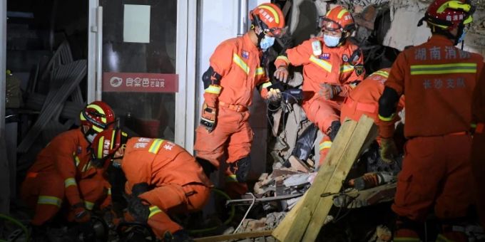 Retter an der Einsatzstelle in Changsha Retter an der Einsatzstelle in Changsha