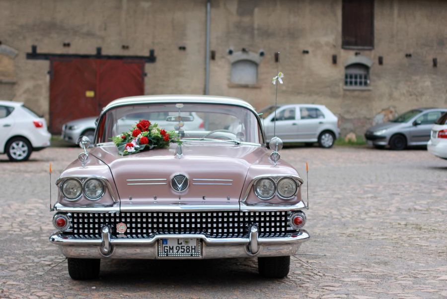 Oldtimer Chamoagner Blumenschmuck Platz Kopfsteinpflaster