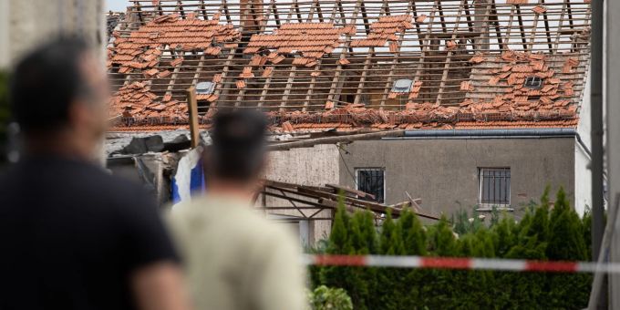 Anwohner blicken auf das beschädigte Dach eines Hauses in Lippstadt. Anwohner blicken auf das beschädigte Dach eines Hauses in Lippstadt.