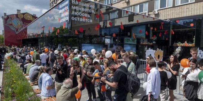 Russen stürmen die ehemalige McDonald's-Filiale, die in Moskau unter neuem Namen wiedereröffnet wurde. Ukraine-Krieg