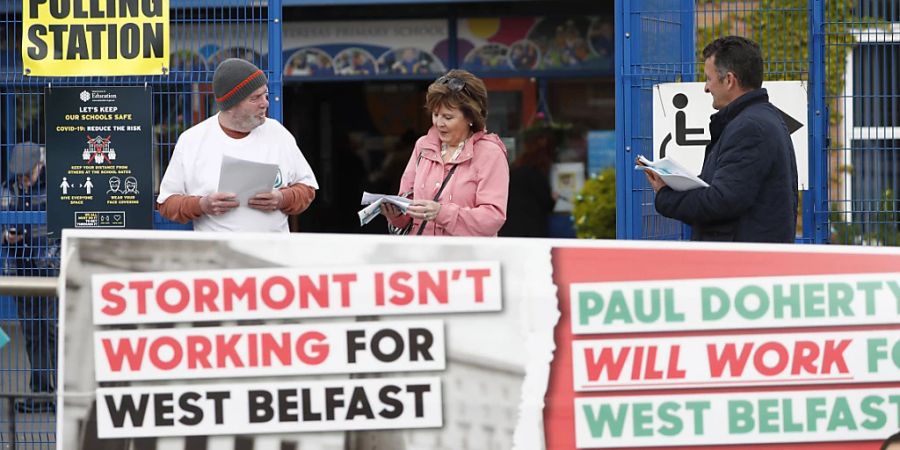 Bei der Wahl zum Regionalparlament in Nordirland könnte die katholisch-republikanische Partei Sinn Fein erstmals stärkste politische Kraft werden. Das endgültige Wahlergebnis wird frühestens morgen erwartet. Foto: Peter Morrison/AP/dpa