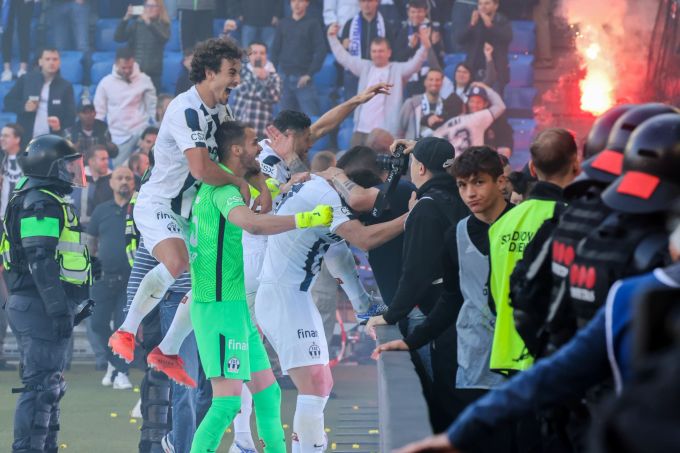 Grenzenloser Jubel bei den Zürchern nach dem Fussball Meisterschaftsspiel der Super League zwischen dem FC Basel 1893 und dem FC Zürich im Stadion St. Jakob-Park in Basel, am Sonntag, 1. Mai FC Zürich Meister
