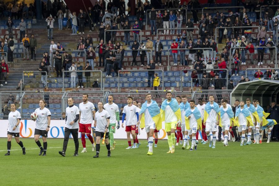 Die Spieler von Dynamo Kiew tragen beim Einlaufen ins Stadion ukrainische Flaggen.