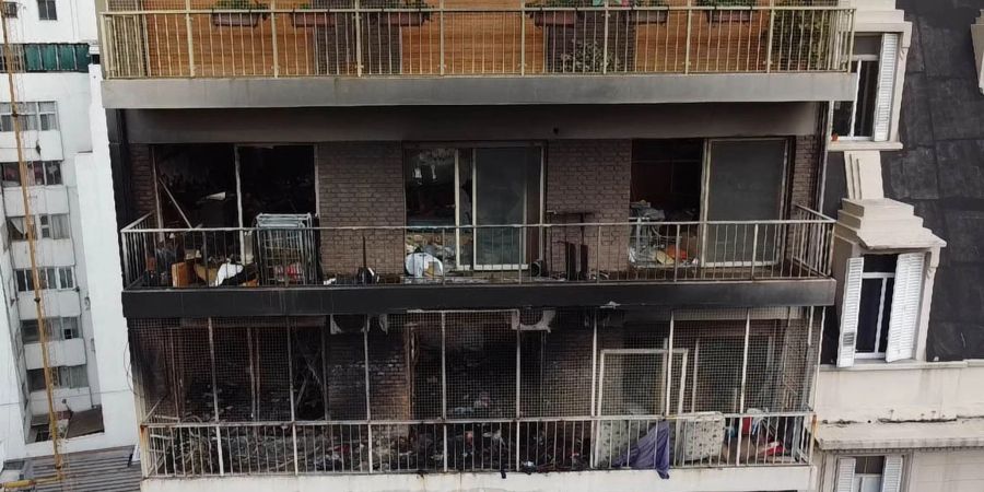 Blick auf das Wohnhaus nach einem schwerem Brand im Zentrum der argentinischen Hauptstadt.