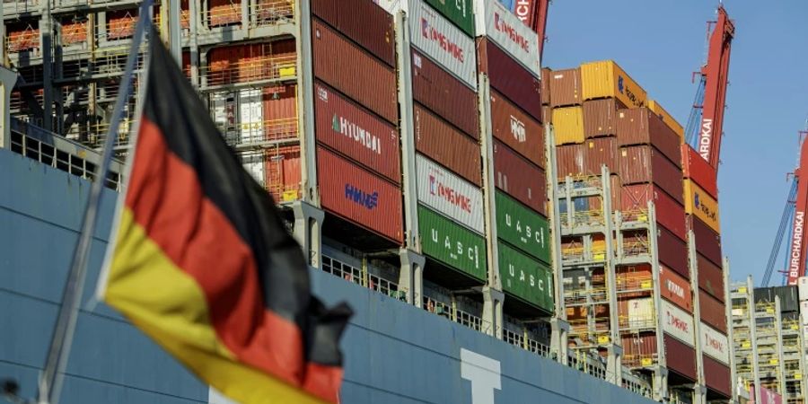 Containerschiff im Hamburger Hafen wird entladen