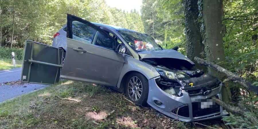 Gretzenbach: Mit Auto in Baum geprallt