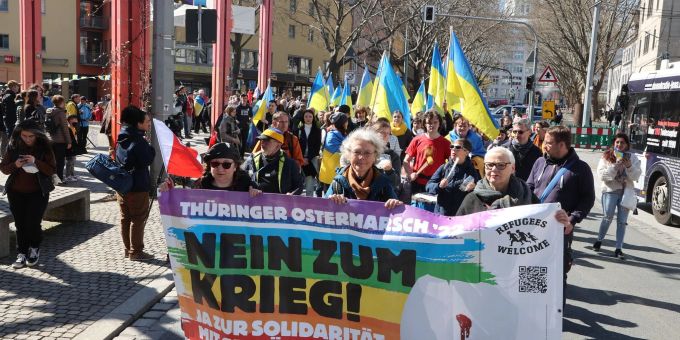 Teilnehmer eines Ostermarsches laufen in Jena nach einer Kundgebung auf dem Holzmarkt durch die Innenstadt. Teilnehmer eines Ostermarsches laufen in Jena nach einer Kundgebung auf dem Holzmarkt durch die Innenstadt.