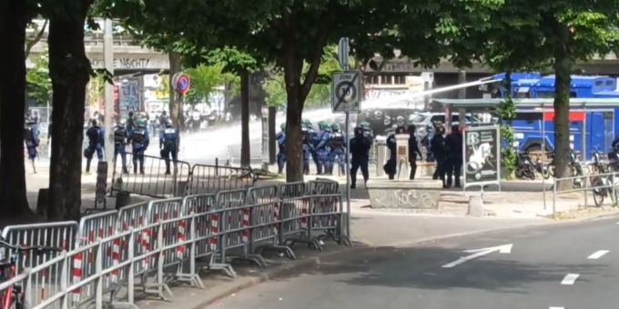 Bern-Prozess - Rocker attackieren sich, Polizei setzt Wasserwerfer ein