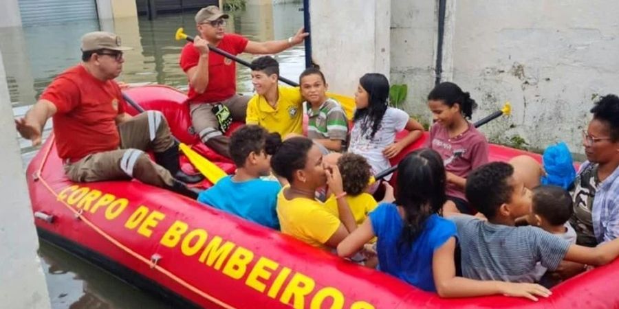 Menschen in Recife werden vor Hochwasser in Sicherheit gebracht