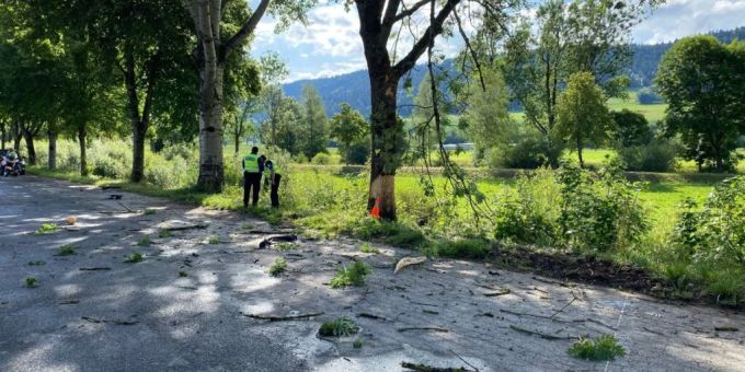 Polizisten am Unfallort bei Boveresse, wo zwei junge Männer ums Leben kamen. Boveresse