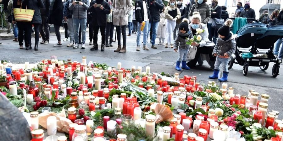 Menschen trauern vor Porta Nigra in Trier